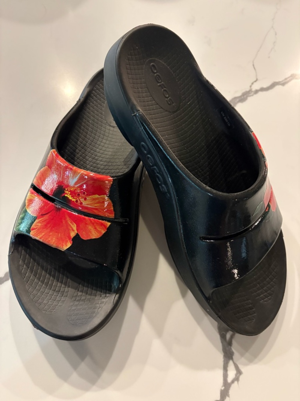 OOFOS Ooahh Limited Edition Black Flower Design Sandals, 8, 39